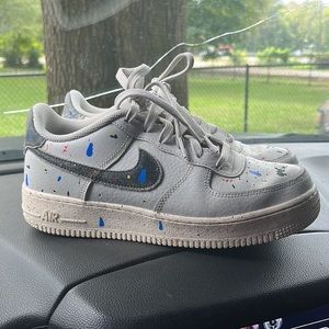NIKE 6.5 boys / 8 womens Air Force 1 LV8 Light Bone Paint Splatter